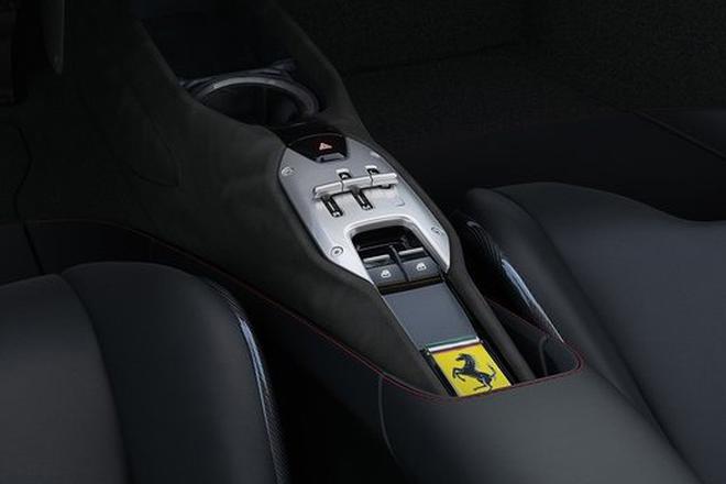 Ferrari SF90 Stradale is listed at a price of 3,988,000 yuan.