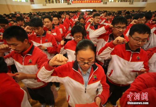 Data Map: On the afternoon of February 29, 2016, Yiling Middle School in Yichang City, Hubei Province held a swearing-in meeting for the college entrance examination. Nearly 1,000 teachers and students of the third year of the school issued a "declaration of battle" at the meeting to work hard for the last 100 days of the college entrance examination. Photo by Li Feng Click to enter the next page.
